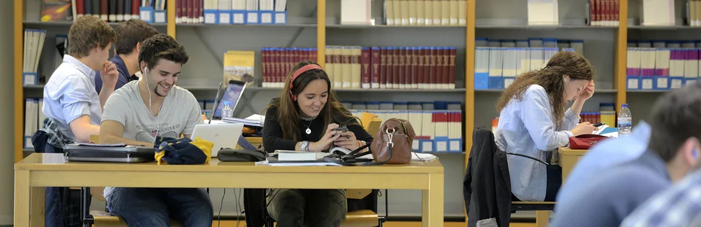Estudantes da FEUP a estudarem na liblioteca图书馆