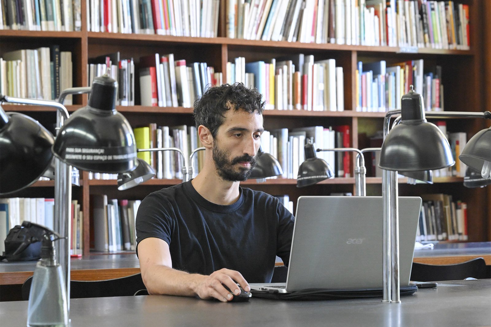 Um estudante a trabalhar na liblioteca da FAUP图书馆