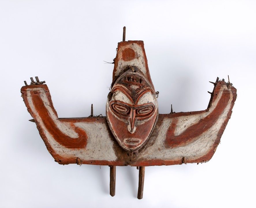 Escudo de proa de canoa (Médio Sepik, Papua Nova Guiné) – Créditos: José Eduardo Cunha/MHNC-UP